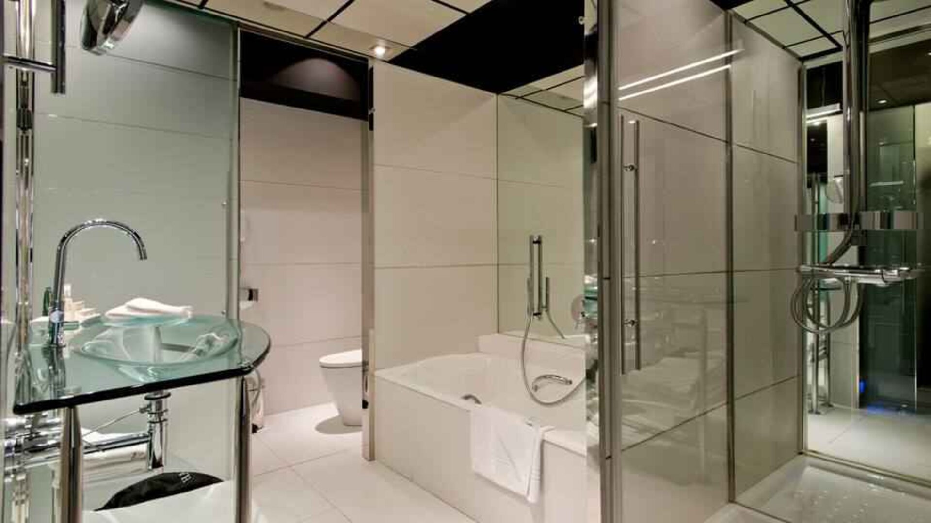 Guest bathroom with bath tub at the Hilton Madrid Airport.