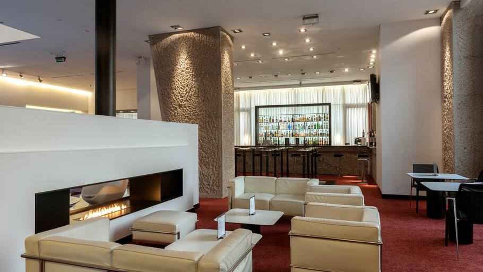 Lobby workspace at the Hilton Madrid Airport.