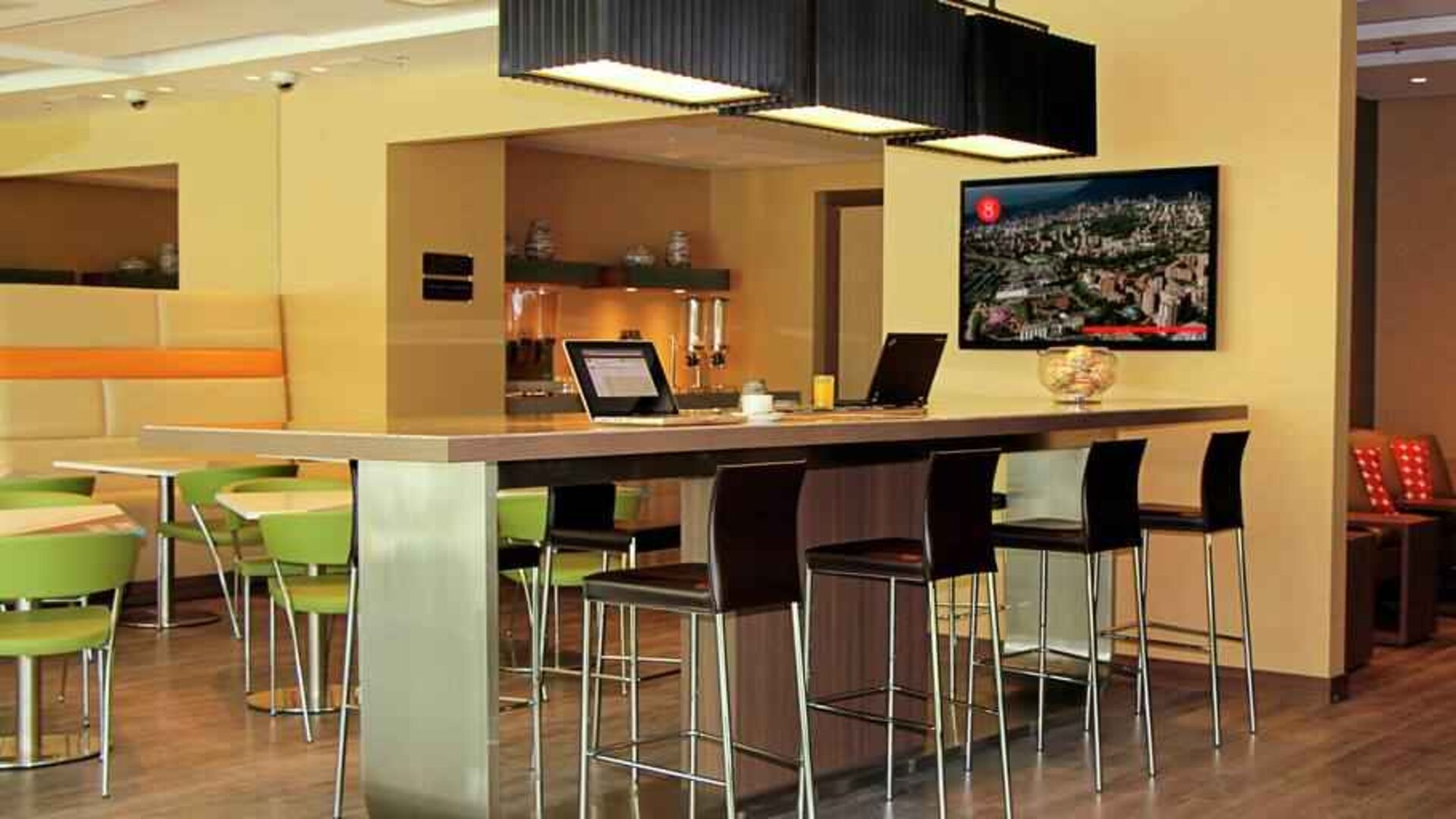 Seating area perfect as workspace at the Hampton by Hilton Barranquilla.