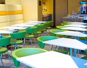 Dining area perfect for co-working at the Hampton by Hilton Barranquilla.