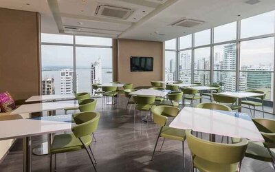 Dining area suitable for co-working at the Hampton by Hilton Cartagena.