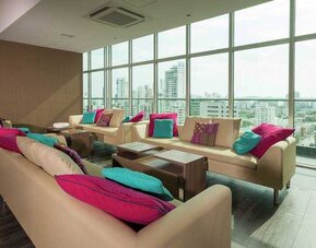 Lobby workspace at the Hampton by Hilton Cartagena.