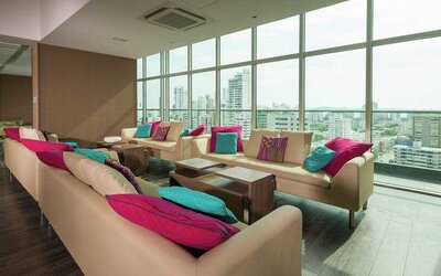 Lobby workspace at the Hampton by Hilton Cartagena.