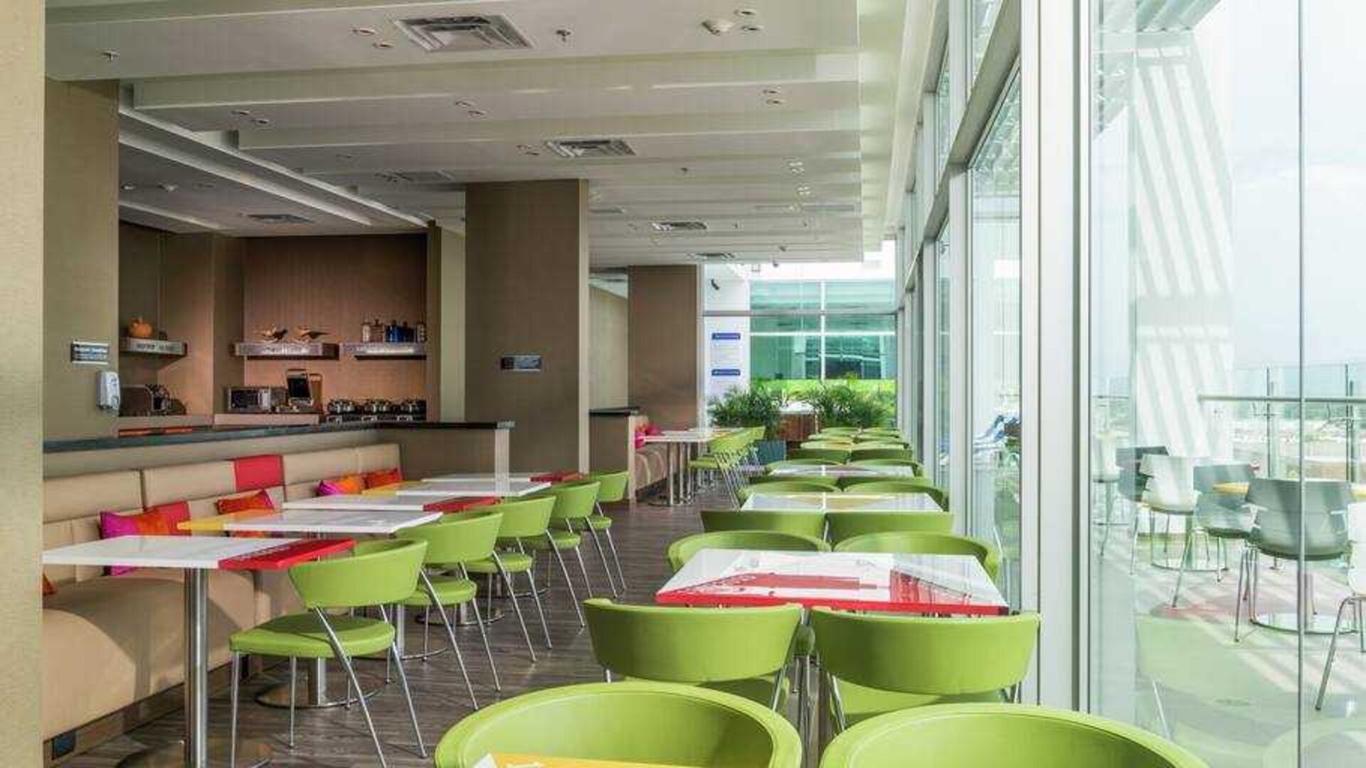 Dining area suitable for co-working at the Hampton by Hilton - Valledupar.