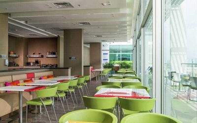 Dining area suitable for co-working at the Hampton by Hilton - Valledupar.