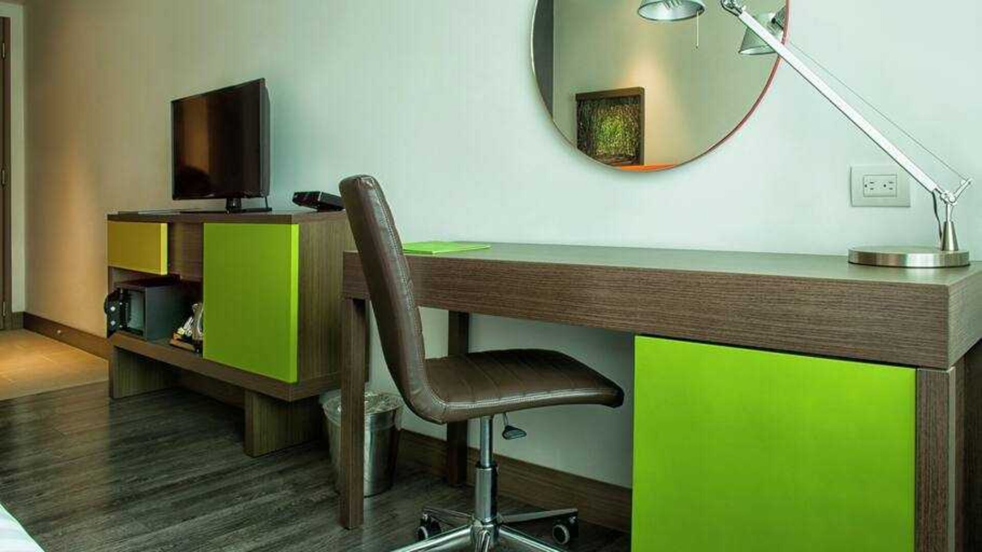 Working station in a hotel room at the Hampton by Hilton Cali.