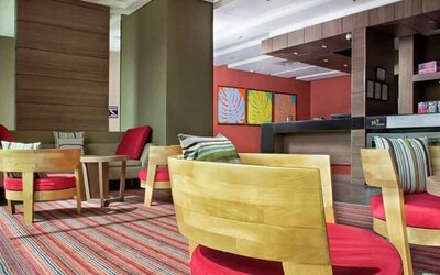 Lobby workspace at the Hampton by Hilton Cali.