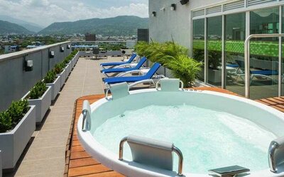 Terrace with pool at the Hampton by Hilton - Yopal.