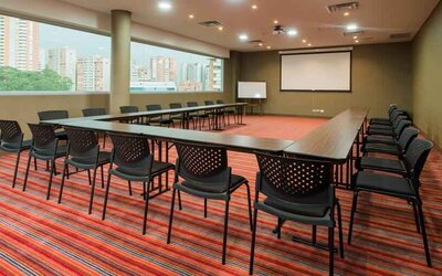 Meeting room with desk at the Hampton by Hilton Medellin Antioquia.