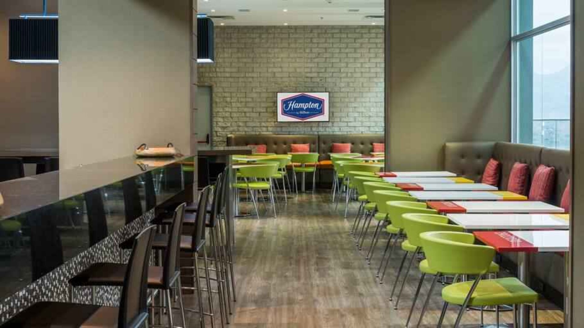 Seating area at the Hampton by Hilton Medellin Antioquia.