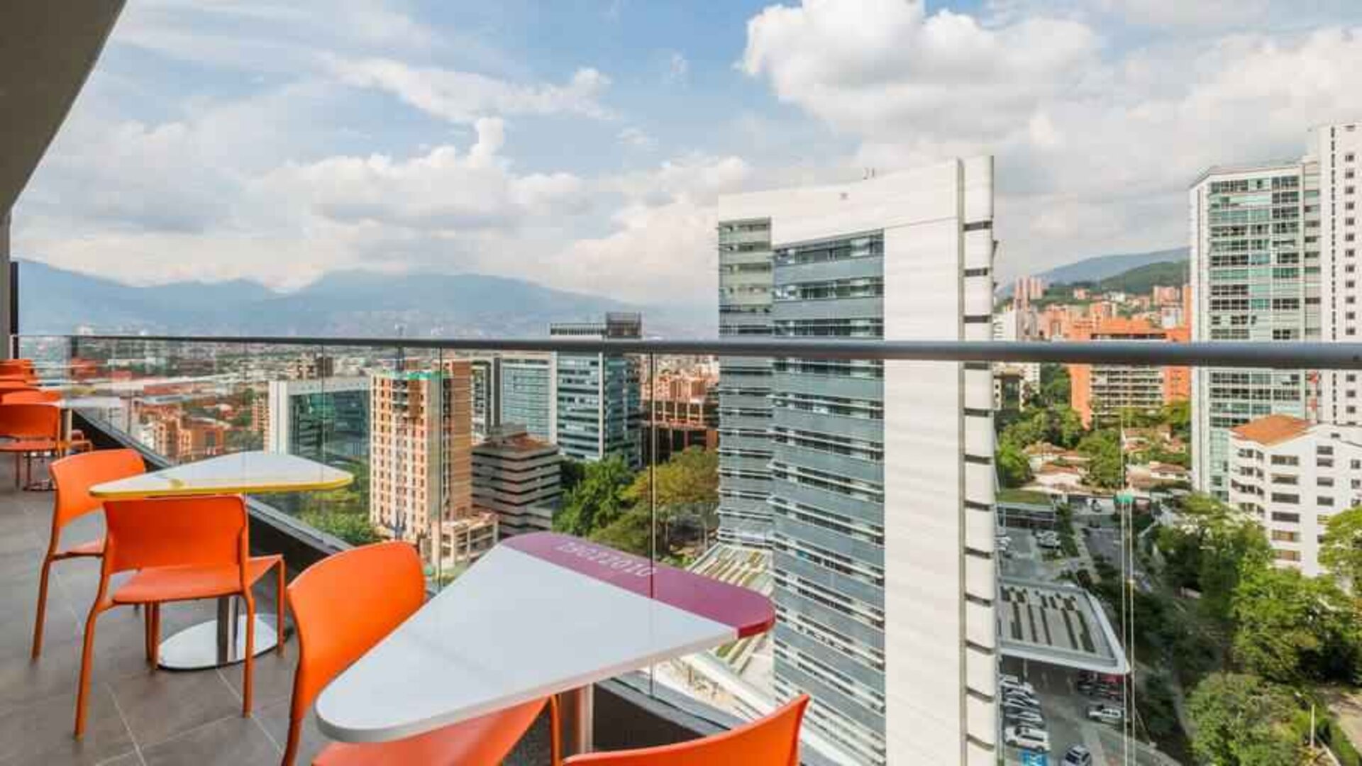 Outdoor terrace suitable as workspace at the Hampton by Hilton Medellin Antioquia.