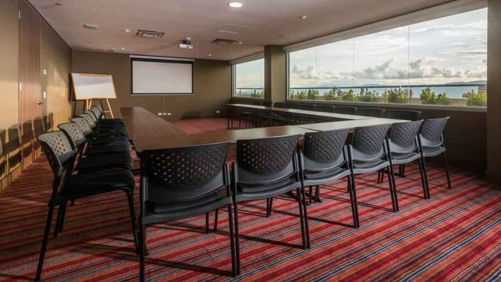 Meeting room at the Hampton by Hilton Bucaramanga.