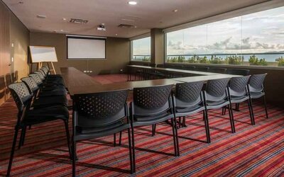 Meeting room at the Hampton by Hilton Bucaramanga.