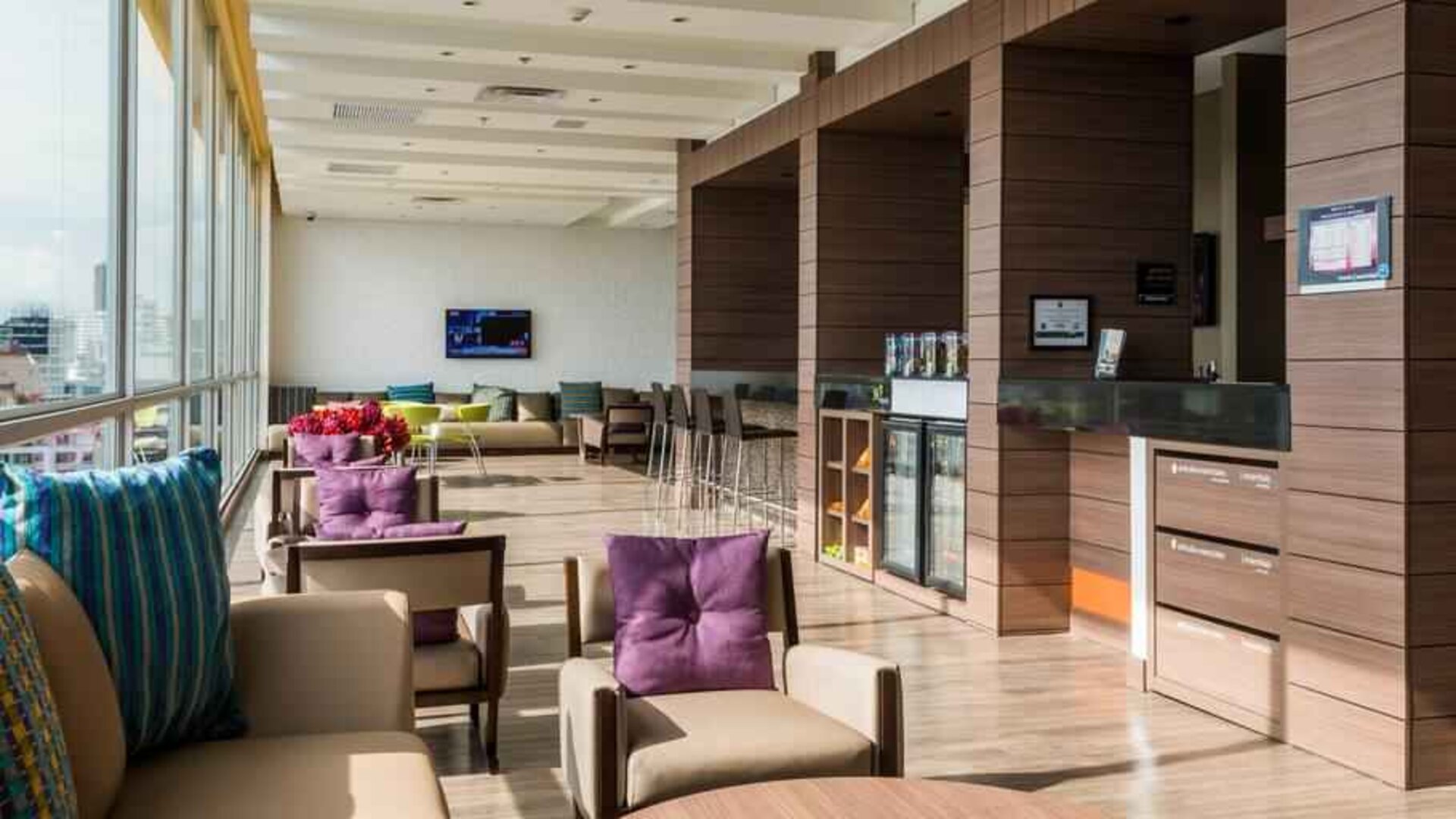 Lobby workspace perfect for co-working at the Hampton by Hilton Bucaramanga.