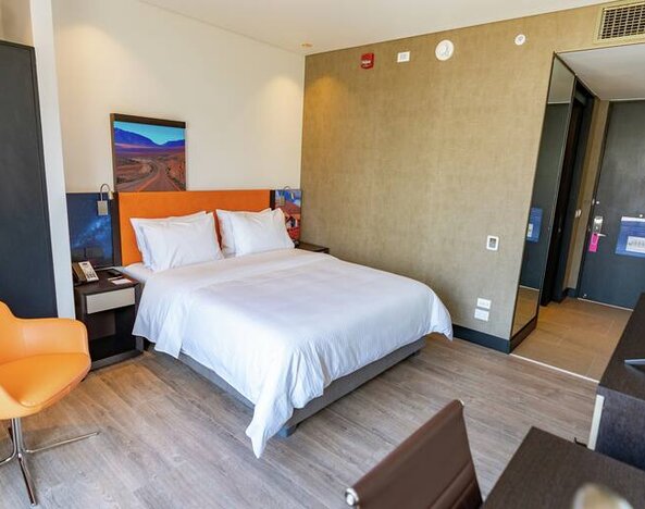 King bedroom with desk at the Hampton by Hilton Antofagasta.