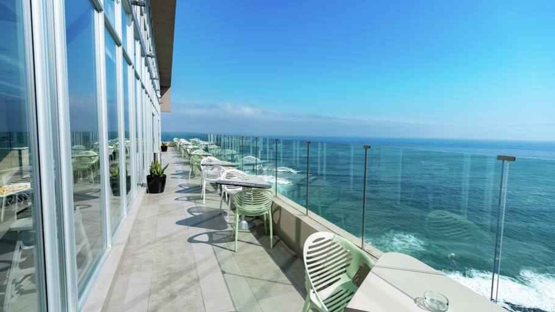 Outdoor terrace overlooking the ocean perfect as workspace at the Hampton by Hilton Antofagasta.