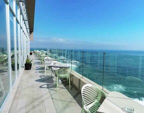 Outdoor terrace overlooking the ocean perfect as workspace at the Hampton by Hilton Antofagasta.