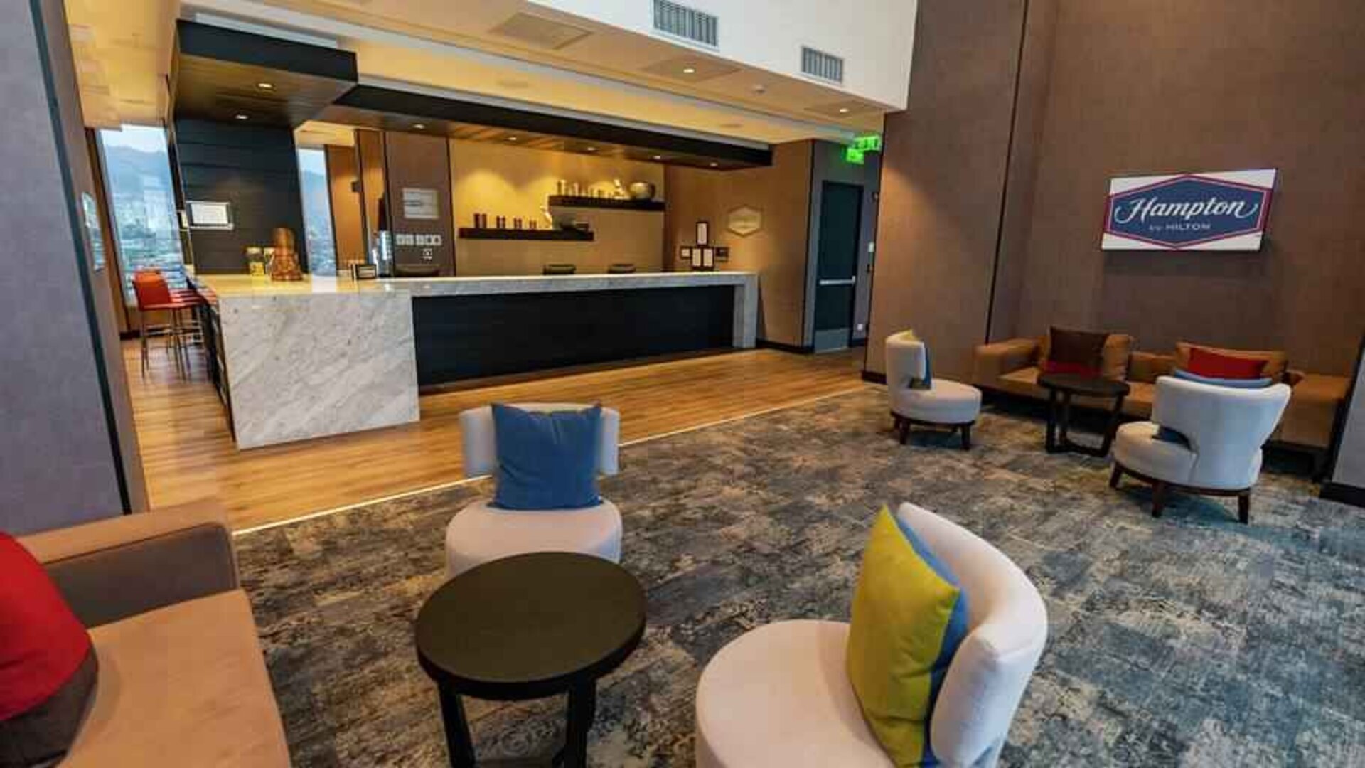 Lobby workspace at the Hampton by Hilton Antofagasta.
