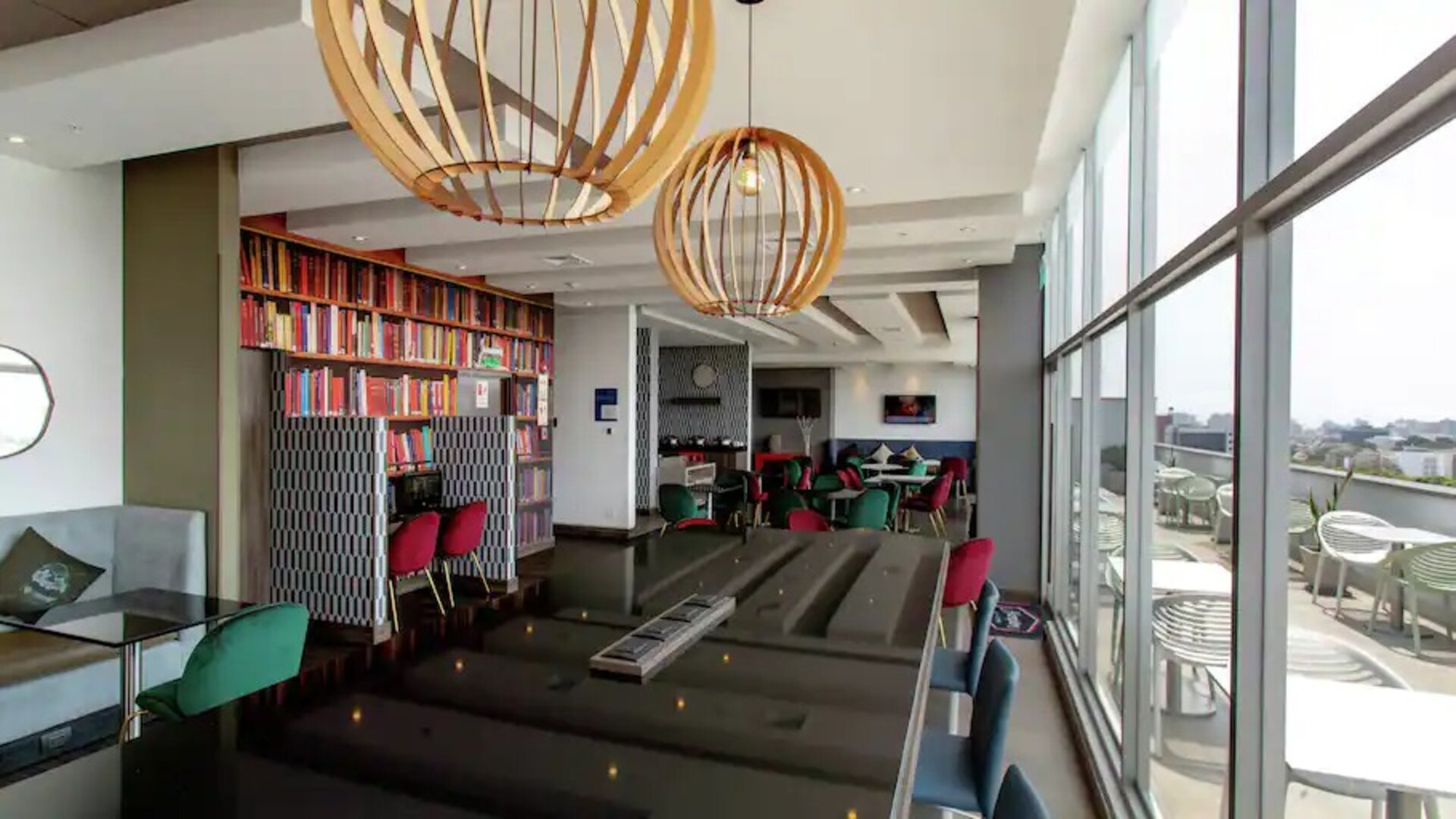 Hotel workspace suitable for co-working at the Hampton by Hilton Lima San Isidro.