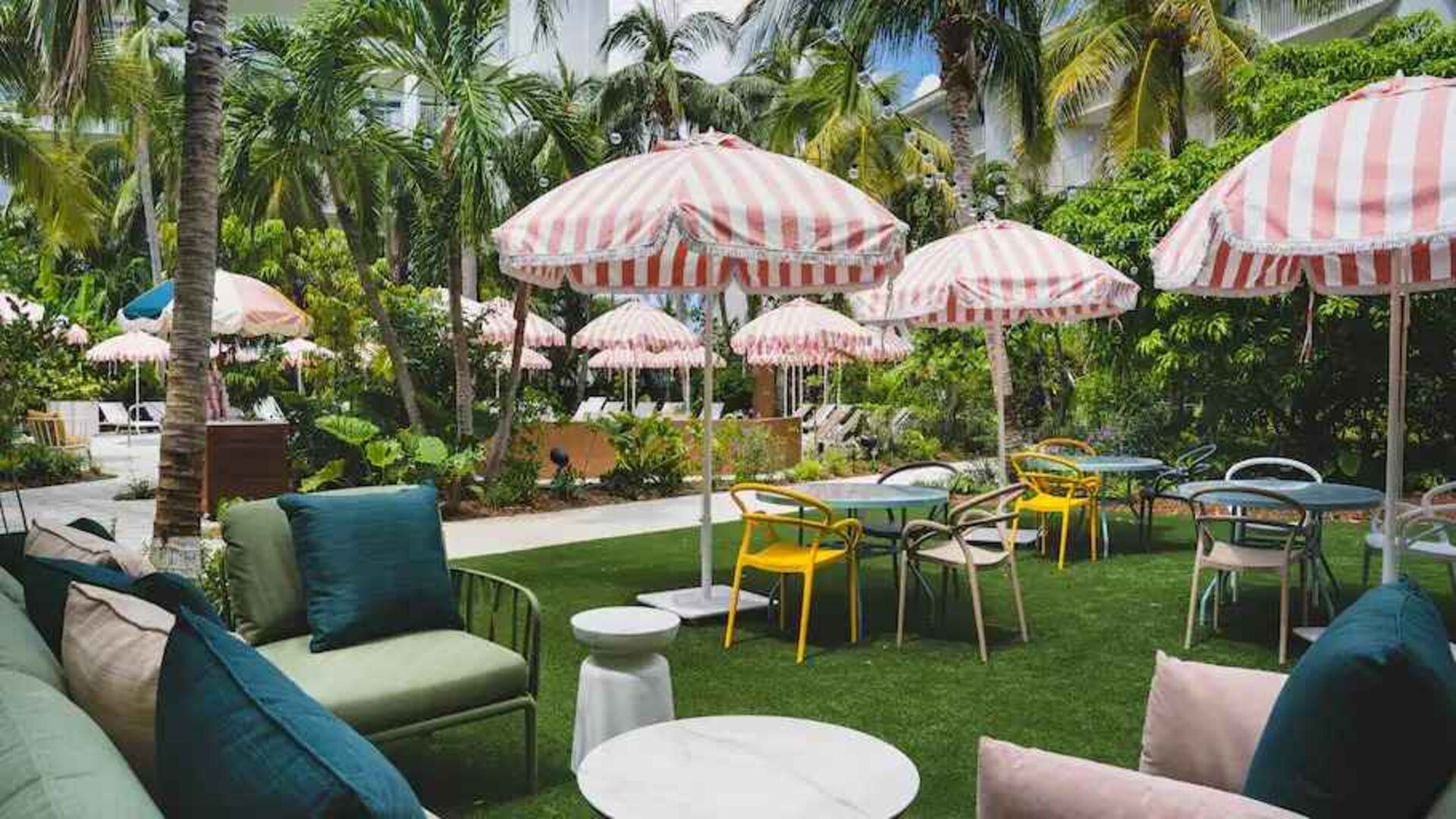 Outdoor patio suitable for co-working at the Hampton By Hilton Grand Cayman.