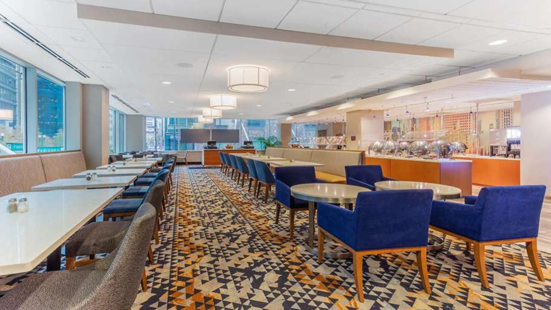 Dining area suitable for co-working at La Quinta Inn & Suites By Wyndham Chicago Downtown.