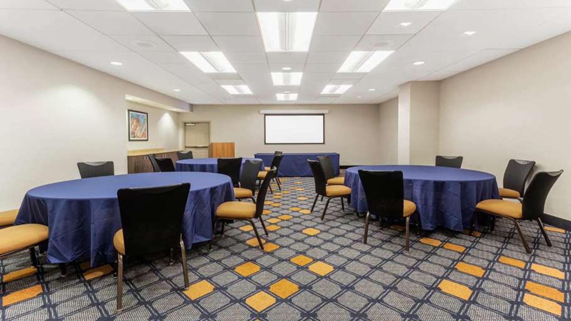 Meeting room with round tables at La Quinta Inn & Suites By Wyndham Chicago Downtown.