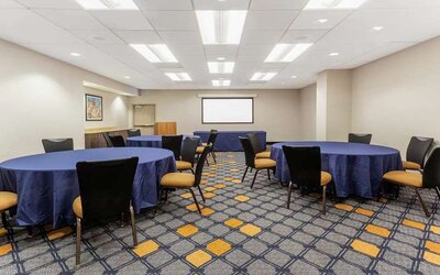 Meeting room with round tables at La Quinta Inn & Suites By Wyndham Chicago Downtown.