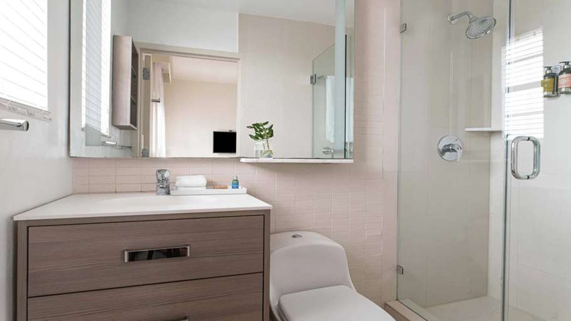 Guest bathroom at Winter Haven, Autograph Collection.