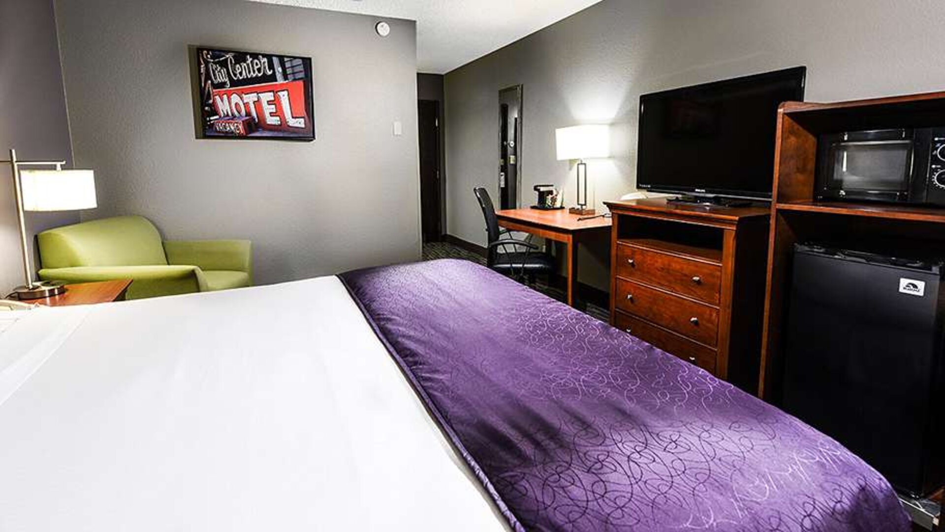 King bedroom with workstation at Best Western McCarran Inn.