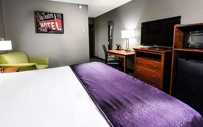 King bedroom with workstation at Best Western McCarran Inn.