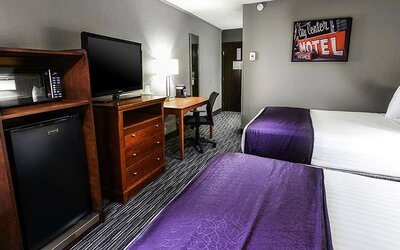 Twin room with TV screen and desk at Best Western McCarran Inn.