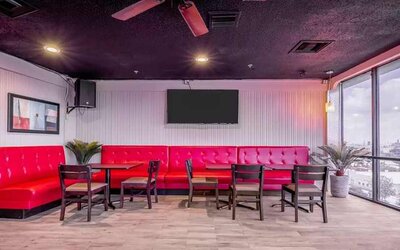 Comfortable lounge and coworking space at Quality Inn Pasadena.