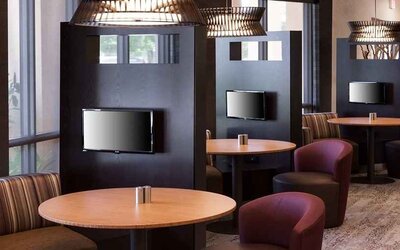 Dining area perfect for coworking at Courtyard Miami Dolphin Mall.