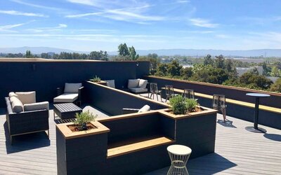 Rooftop outdoor furniture at Holiday Inn & Suites Silicon Valley - Milpitas.