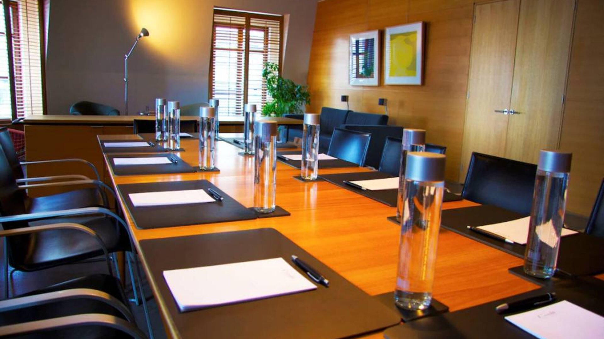 Meeting room in Hotel Gault, with long table and surrounding chairs.