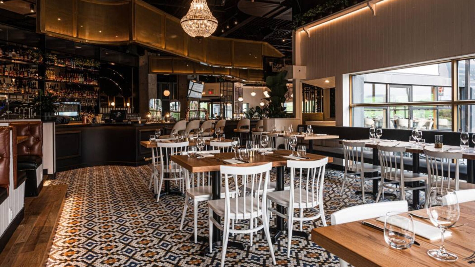 The Holiday Inn Laval Montreal’s on-site restaurant has tall bar stools and table seating.