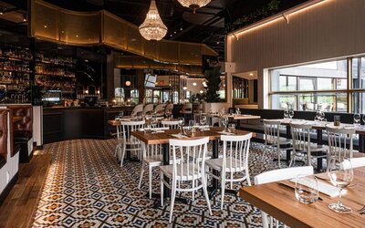 The Holiday Inn Laval Montreal’s on-site restaurant has tall bar stools and table seating.