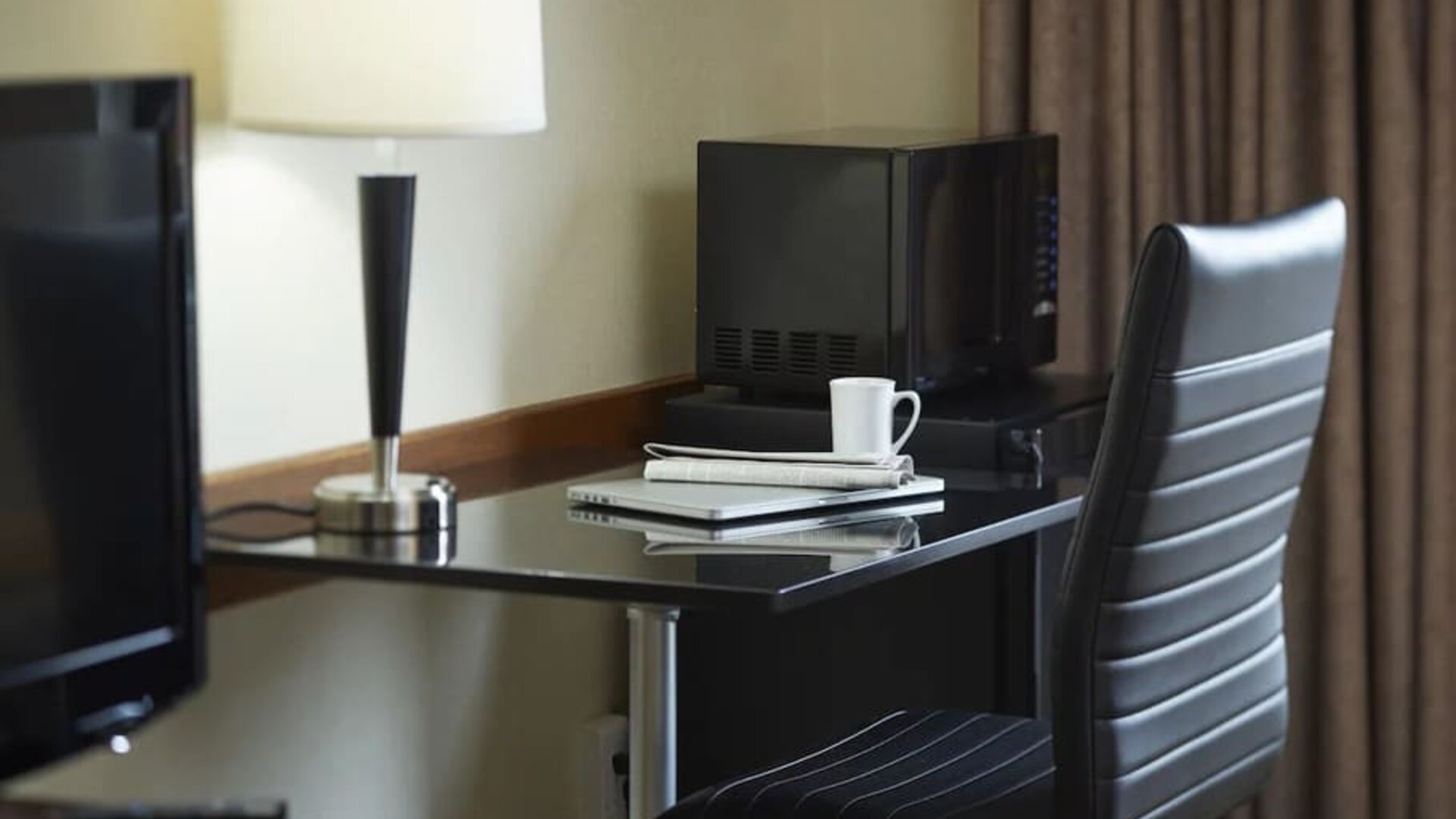 Dayrooms equipped with business desk at Comfort Inn Airport East Ancienne-Lorette.