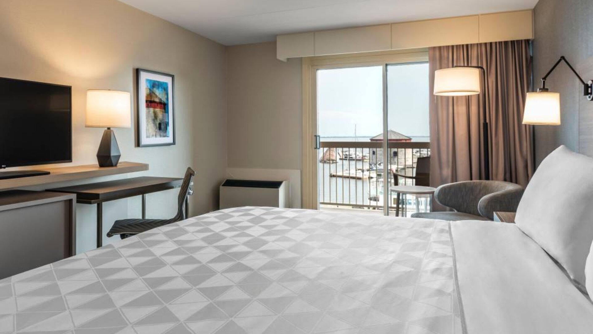 Double bed guest room in Holiday Inn Kingston Waterfront, with a pleasant view of the waterfront.