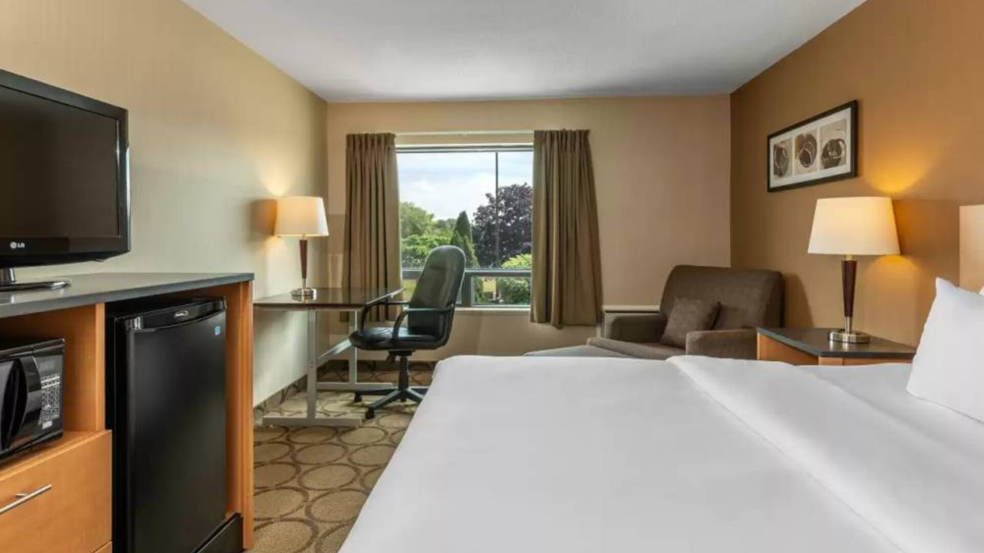 Double bed guest room in Comfort Inn Gatineau, with workspace desk and chair.