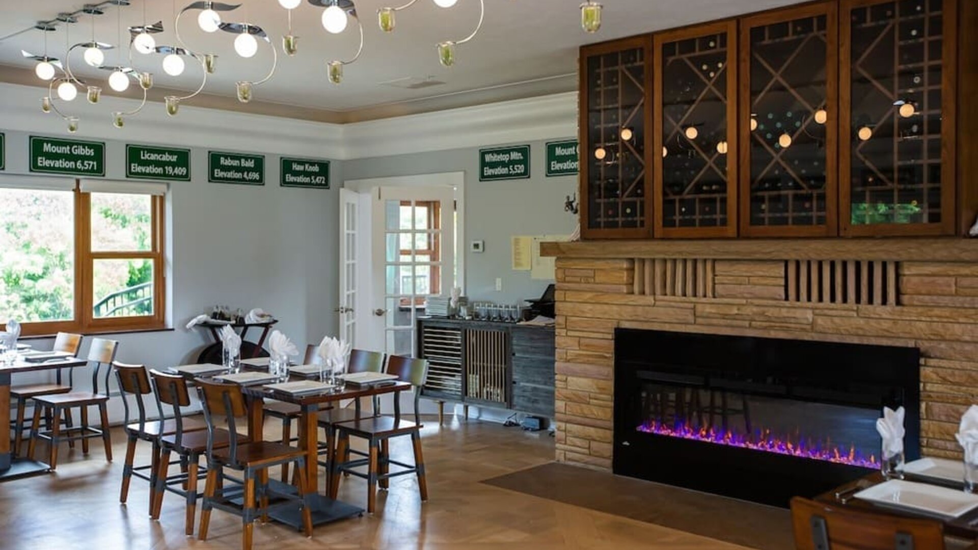 Dining and coworking space at Skylaranna Hotel and Resort.