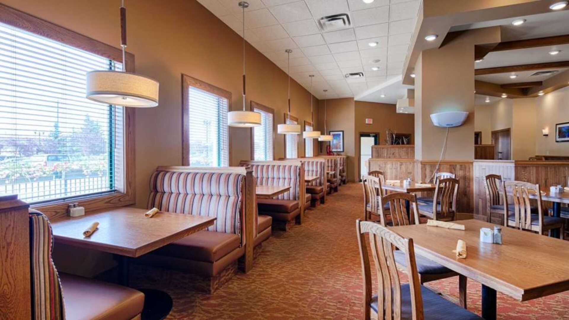 The hotel’s Daltons Restaurant has booth and free table seating, and carpet underfoot.