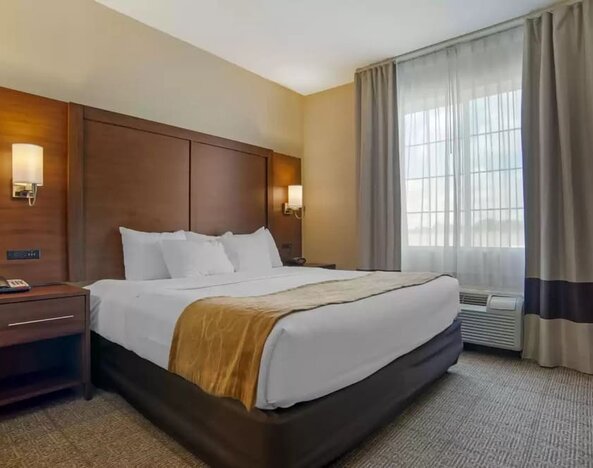 Comfortable king room at Comfort Suites Alexandria, LA.