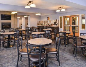 Dining area perfect for coworking at Best Western Plus Mountain View Auburn Inn.