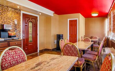 Dining area at Rodeway Inn Meadowlands.