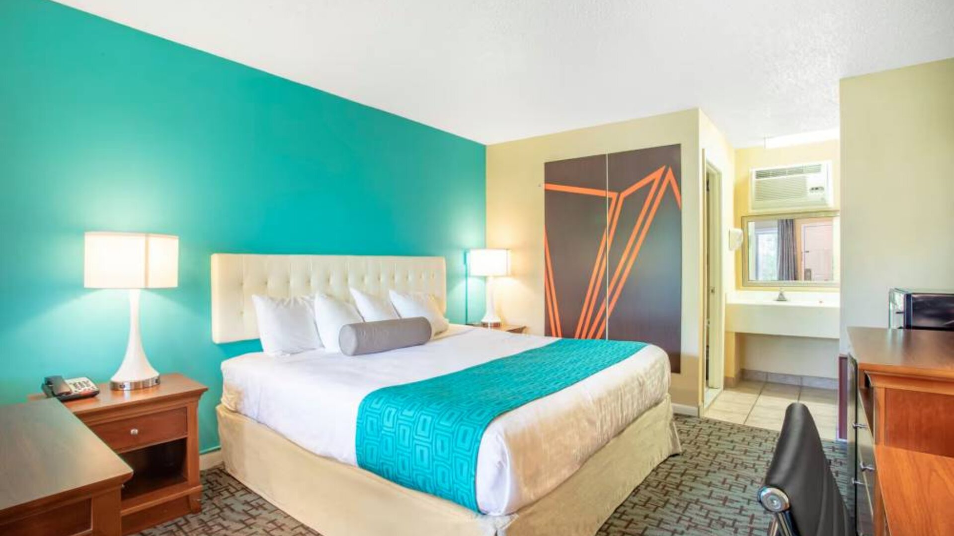 Day use room with natural light at Howard Johnson Express Inn - Rocky Hill.