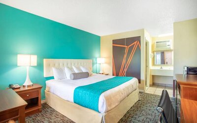 Day use room with natural light at Howard Johnson Express Inn - Rocky Hill.