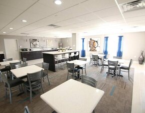 Dining area perfect for coworking at Home Inn & Suites.