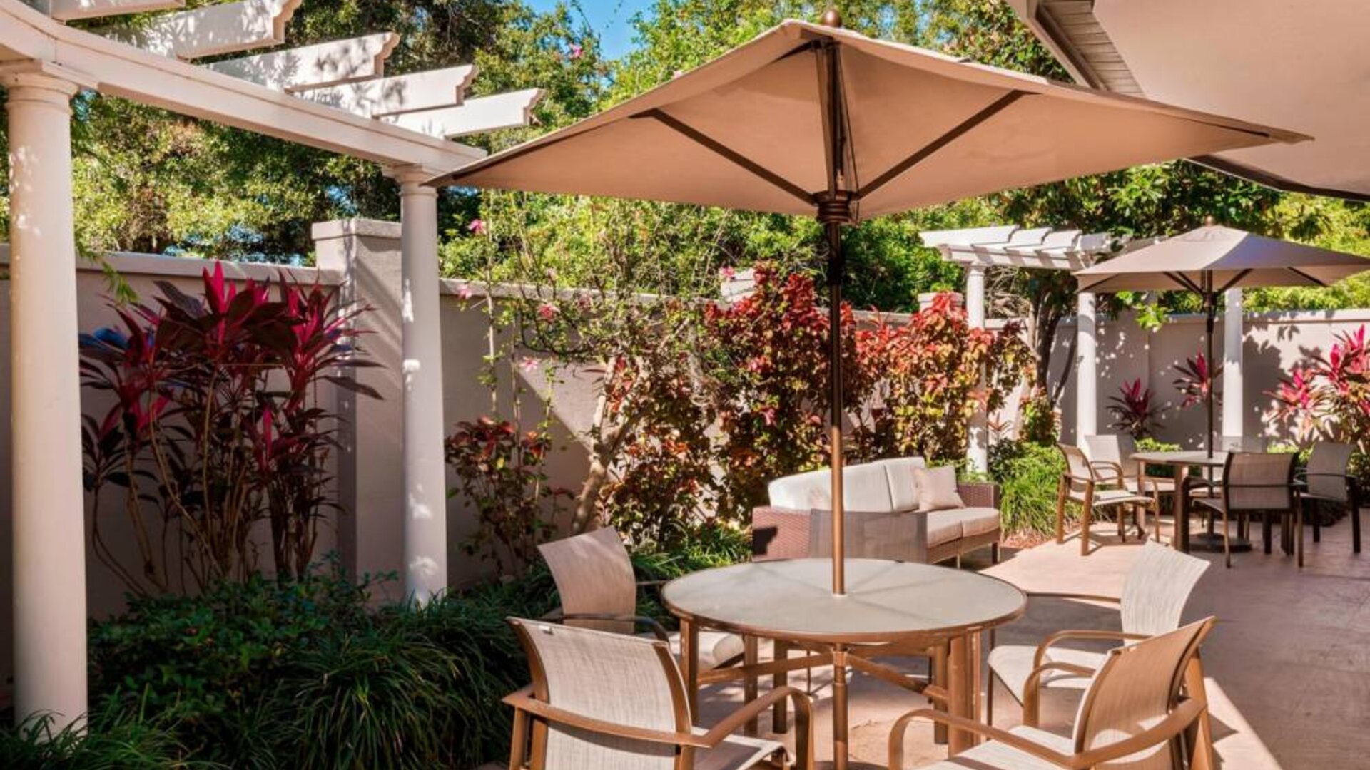 Outdoor patio at Courtyard By Marriott Sarasota Bradenton Airport.