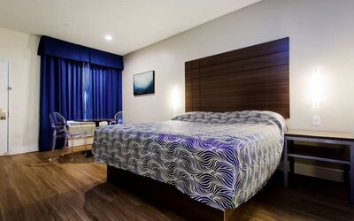 Day use room with dining table at Palace Inn Blue Gessner.